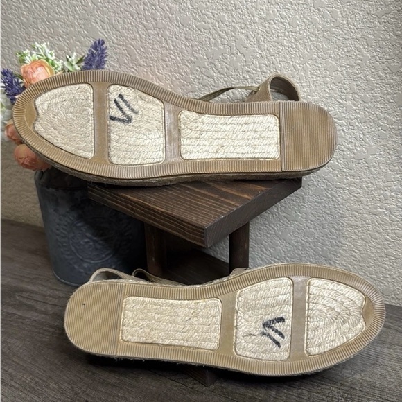 White Mountain Woman’s Suede Khaki Highland Espadrilles Silver Studs Size 8M - Picture 6 of 10